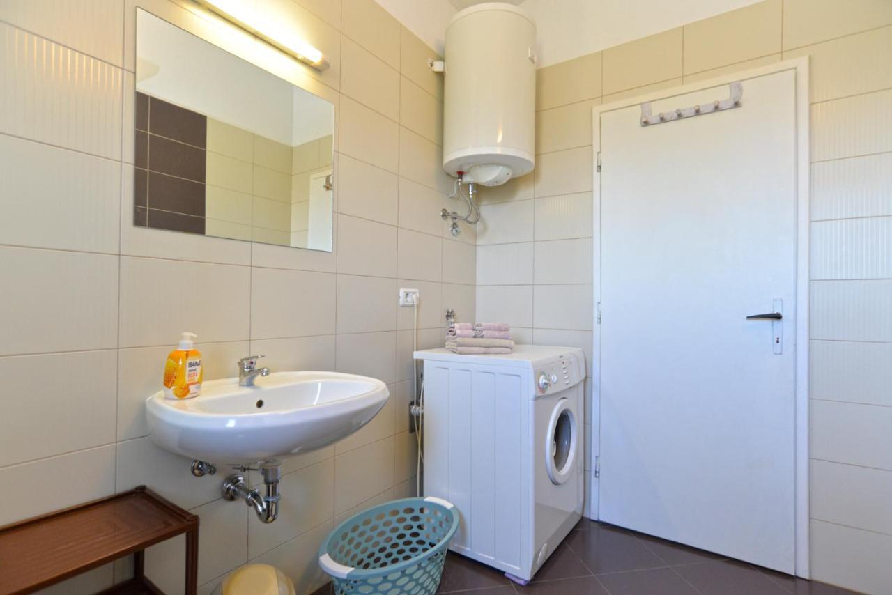 Apartments Bernarda 1773 Banjole Bagian luar foto