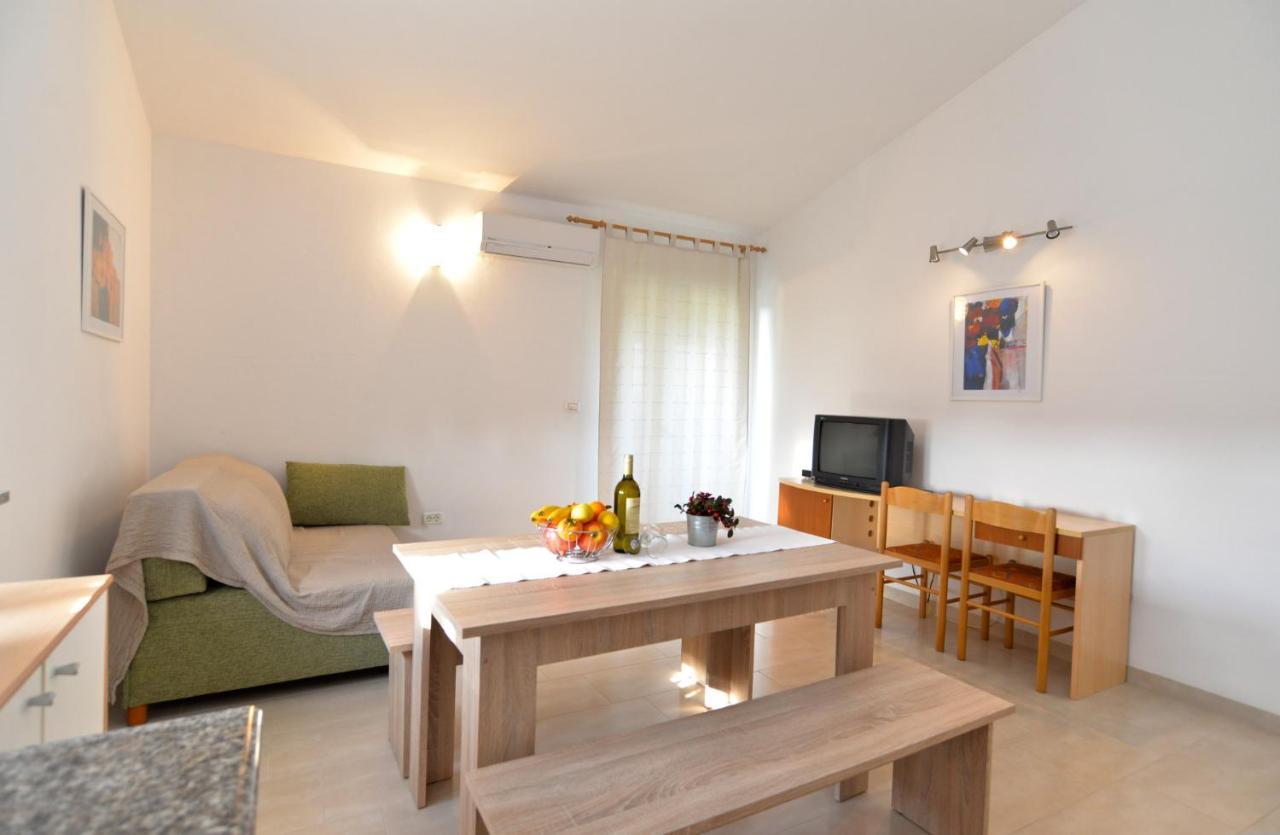 Apartments Bernarda 1773 Banjole Bagian luar foto
