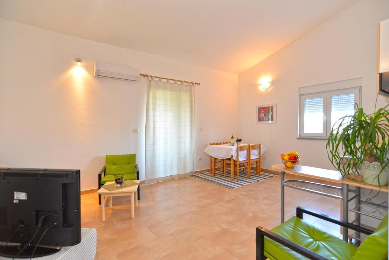 Apartments Bernarda 1773 Banjole Bagian luar foto