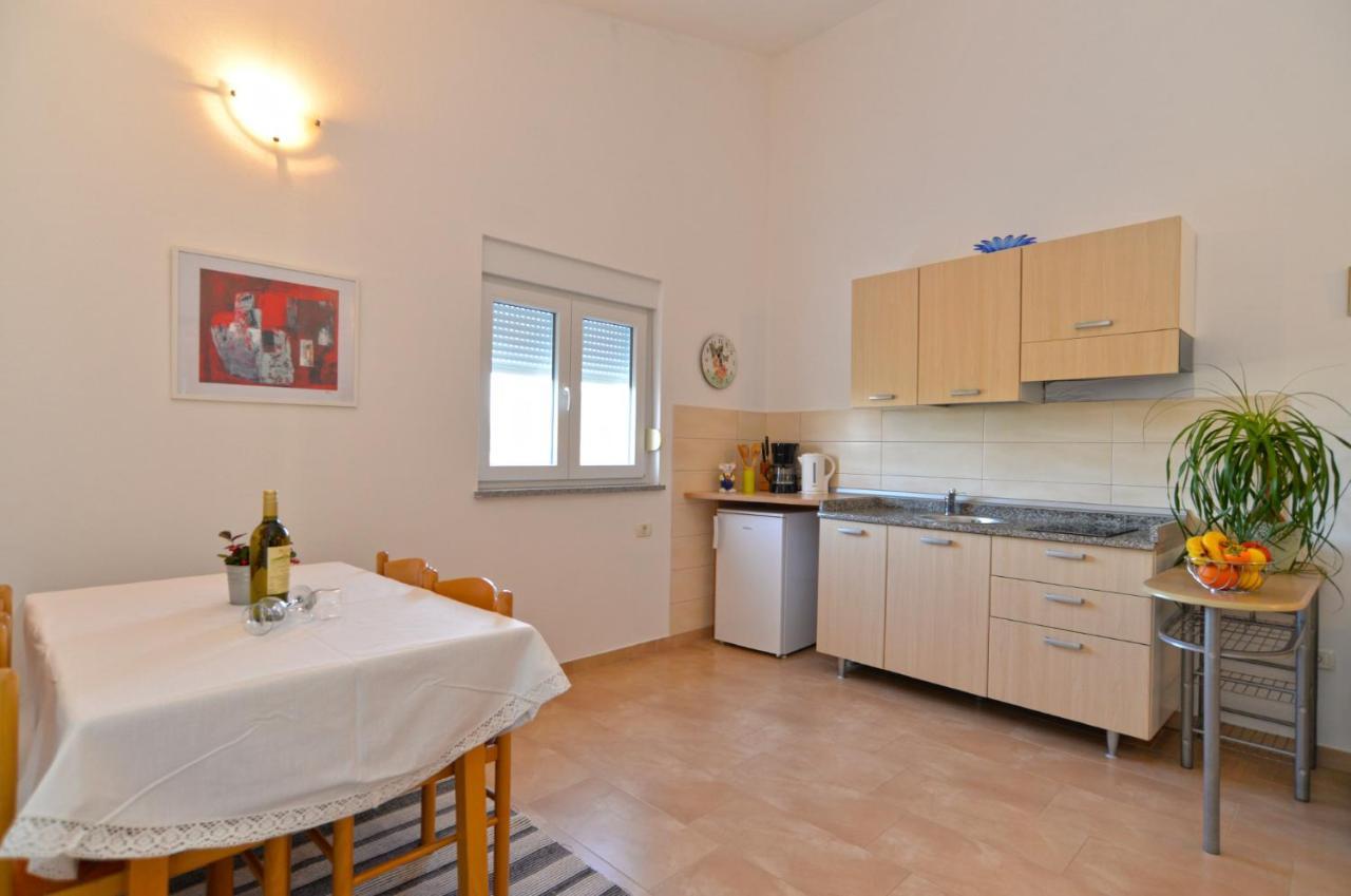 Apartments Bernarda 1773 Banjole Bagian luar foto