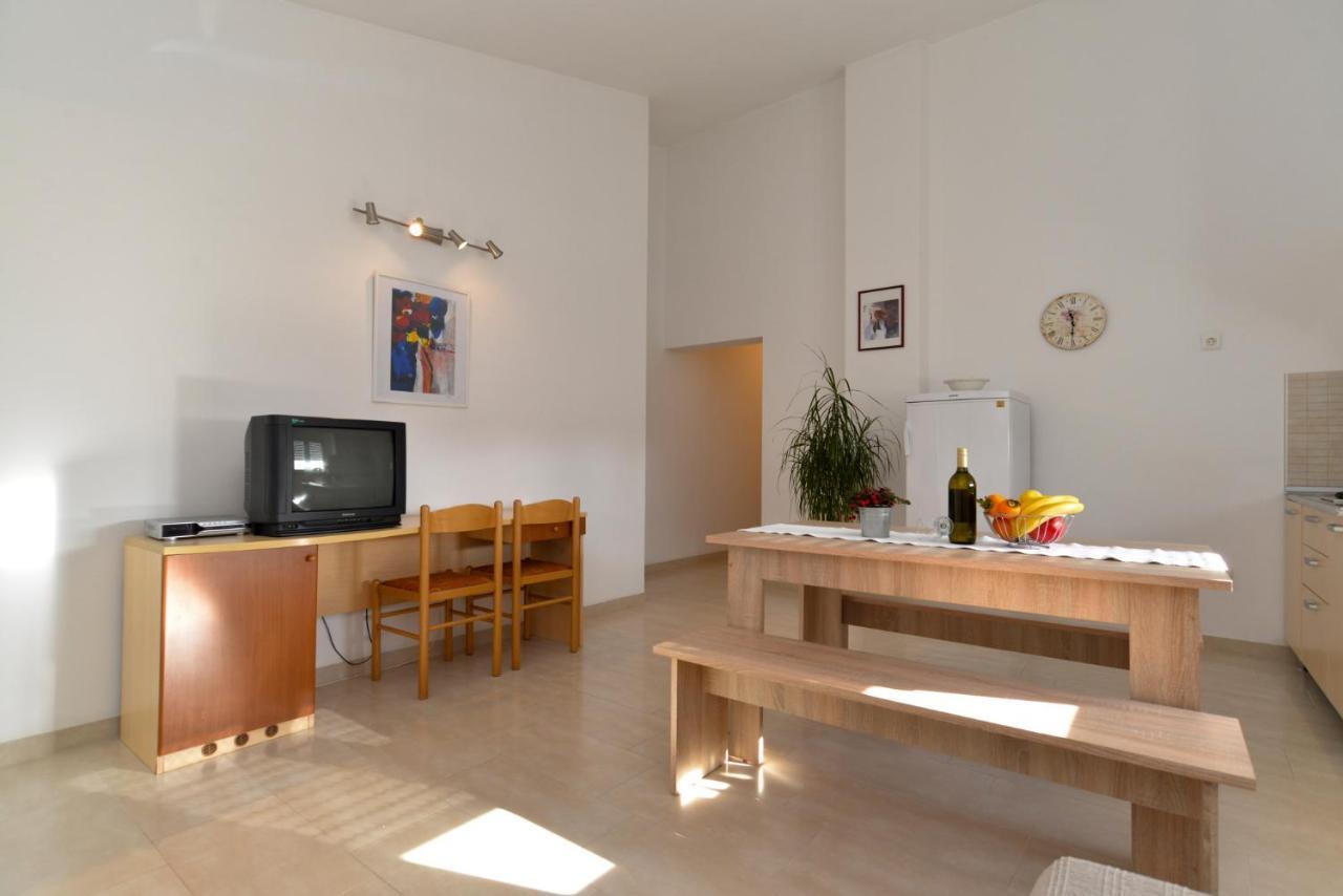 Apartments Bernarda 1773 Banjole Bagian luar foto