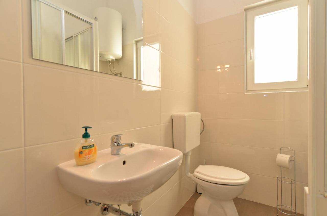 Apartments Bernarda 1773 Banjole Bagian luar foto