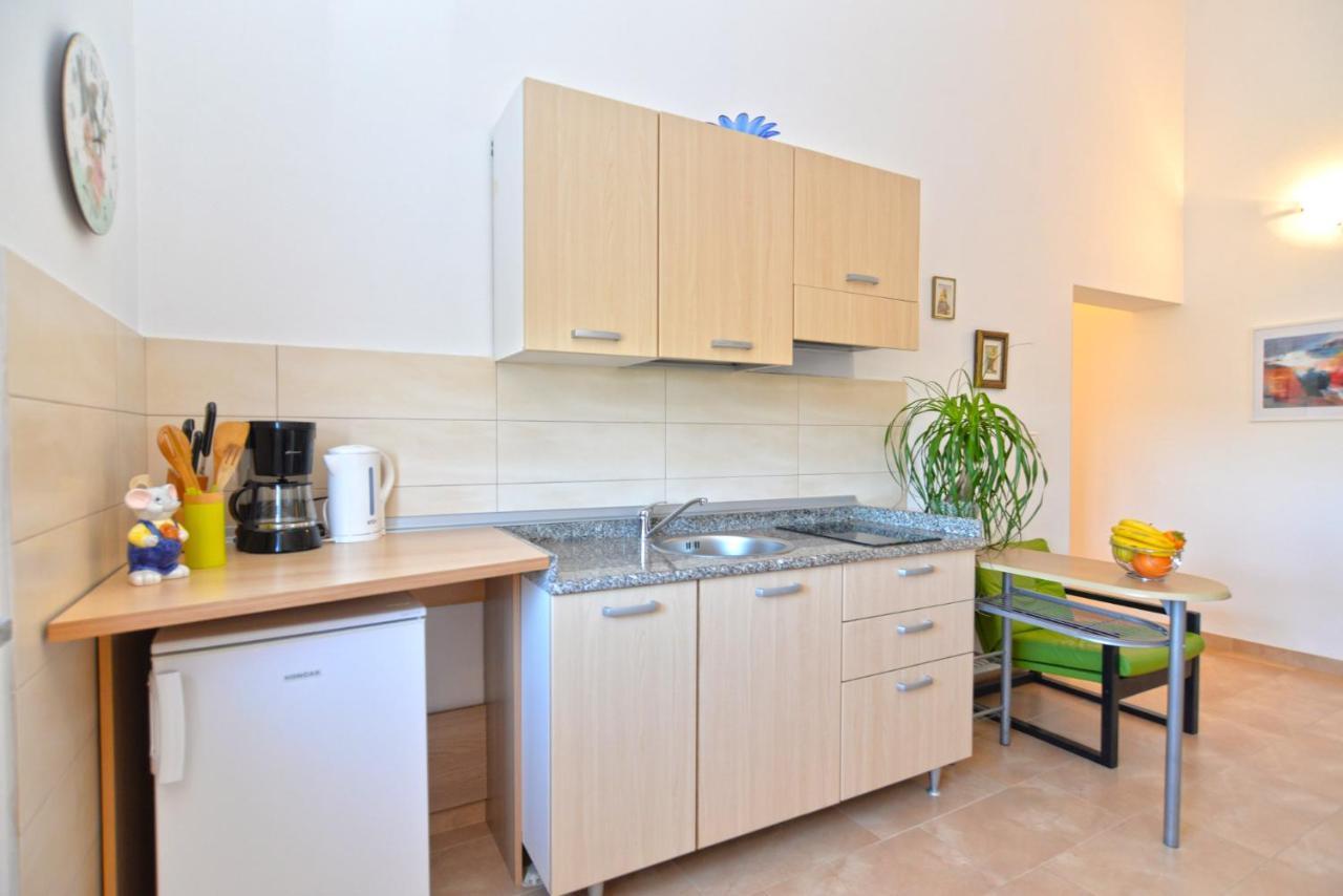 Apartments Bernarda 1773 Banjole Bagian luar foto