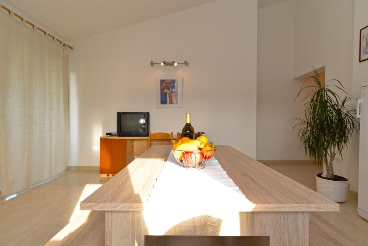 Apartments Bernarda 1773 Banjole Bagian luar foto